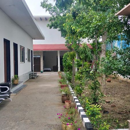 Maa Gayatri Dham Hotel Vrindavan Luaran gambar