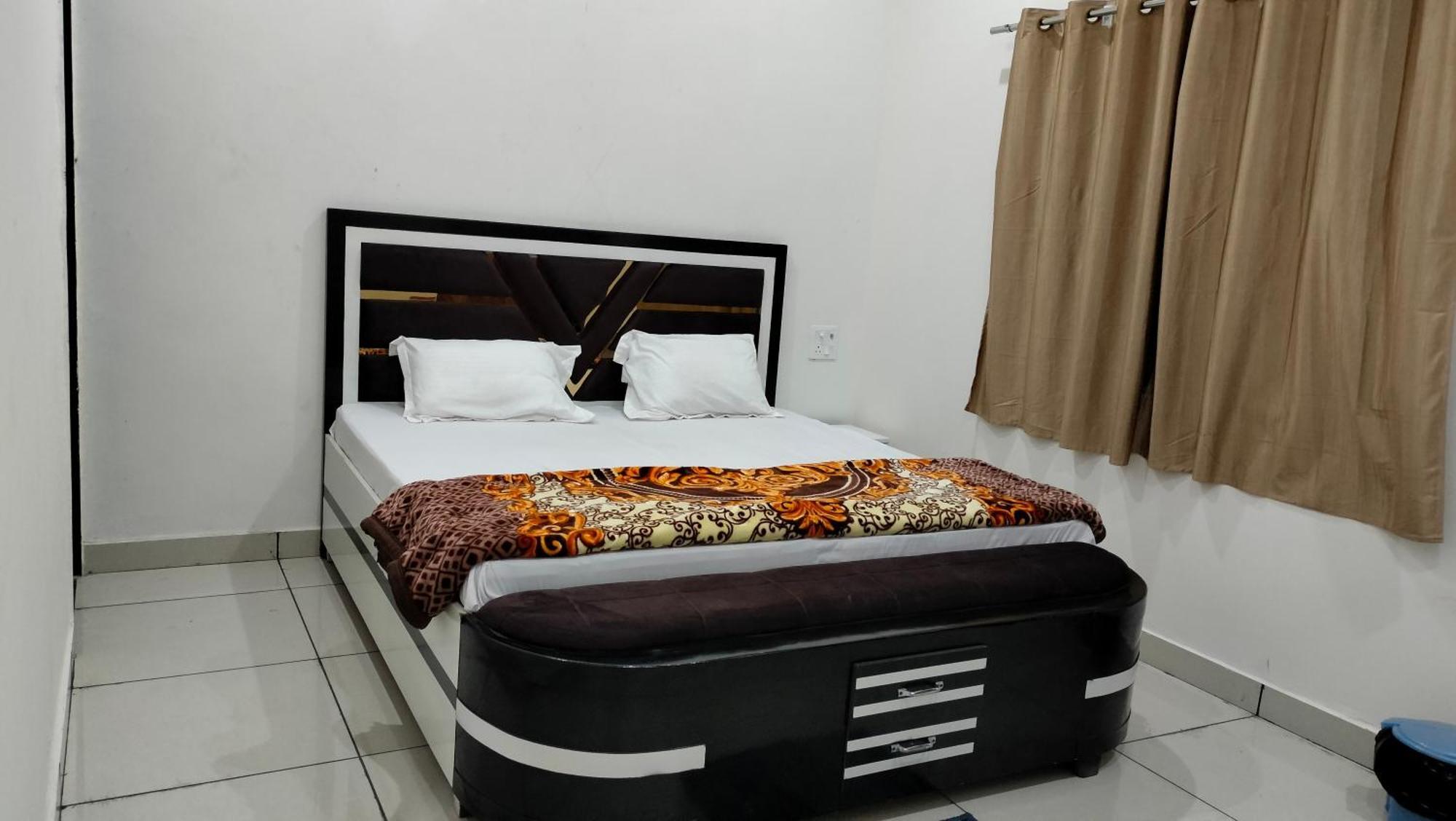 Maa Gayatri Dham Hotel Vrindavan Luaran gambar