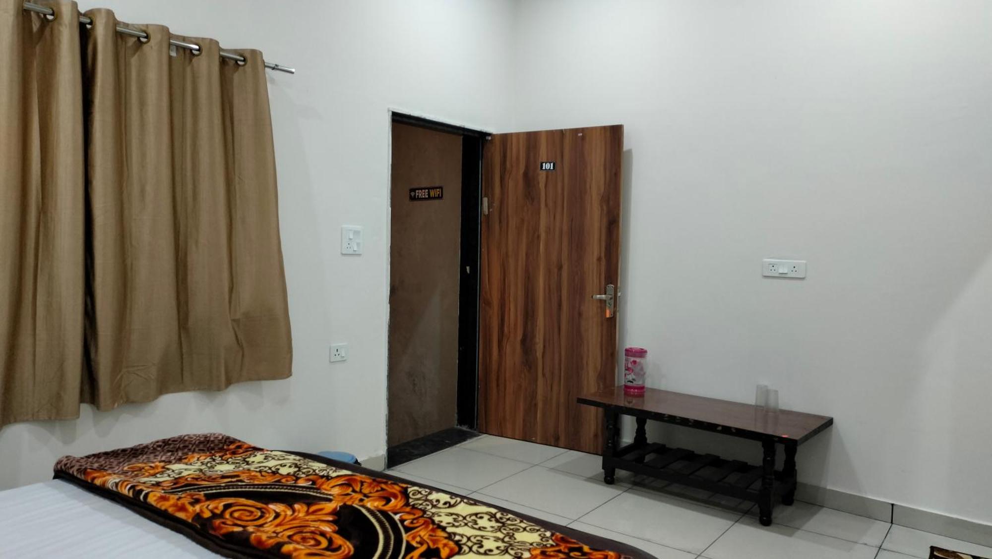 Maa Gayatri Dham Hotel Vrindavan Luaran gambar