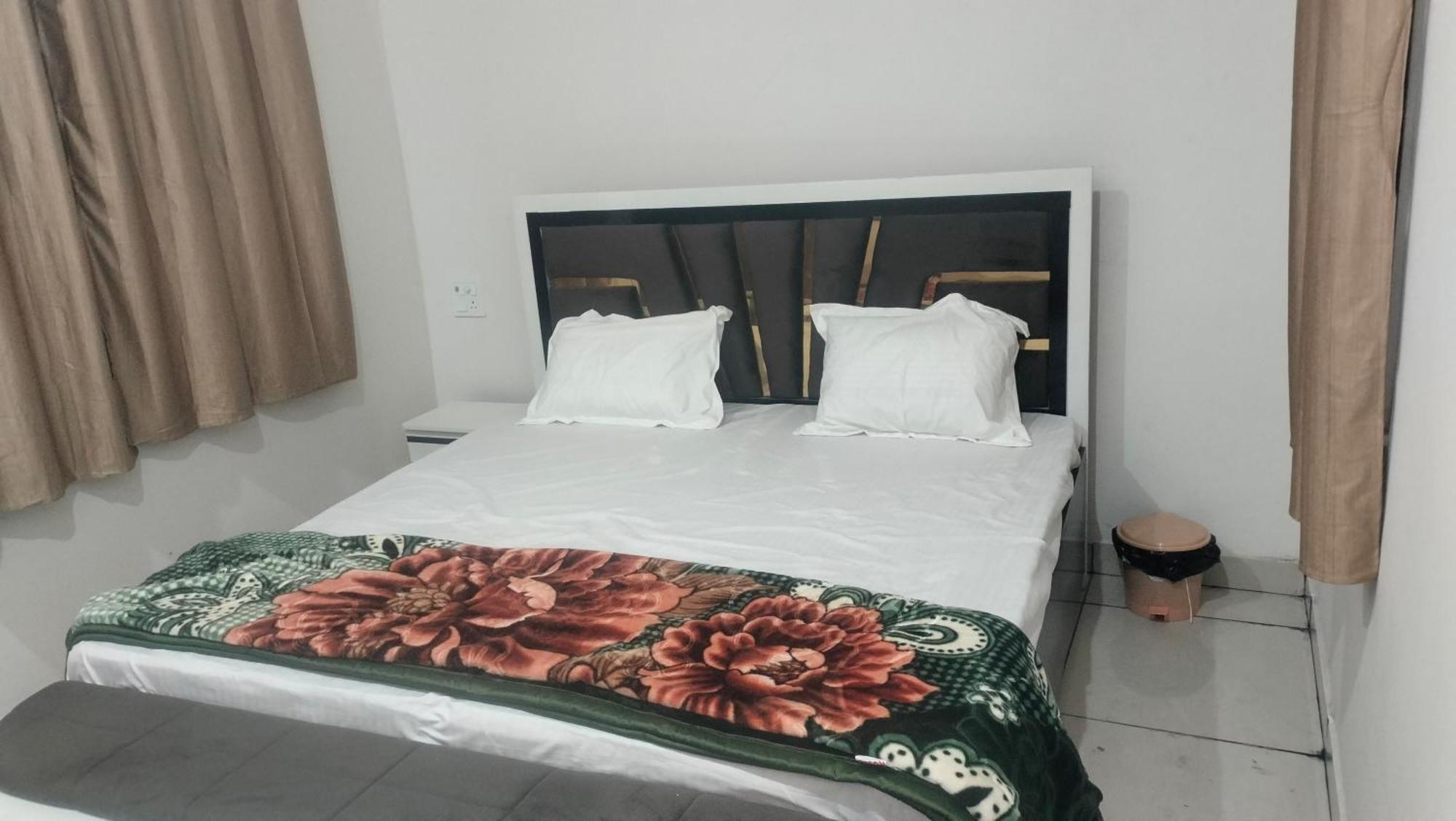 Maa Gayatri Dham Hotel Vrindavan Luaran gambar