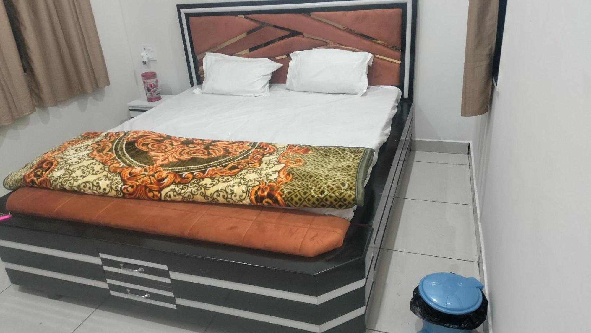 Maa Gayatri Dham Hotel Vrindavan Luaran gambar