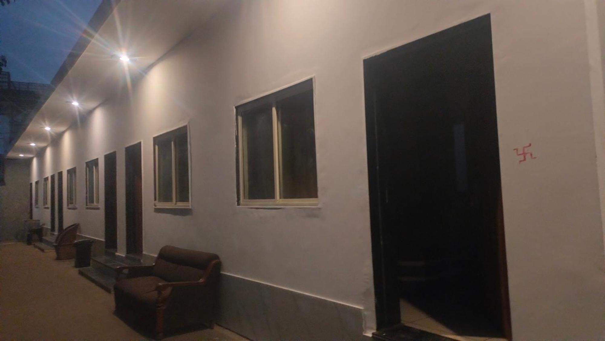 Maa Gayatri Dham Hotel Vrindavan Luaran gambar