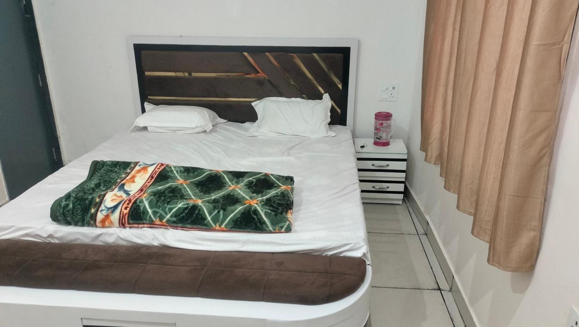 Maa Gayatri Dham Hotel Vrindavan Luaran gambar