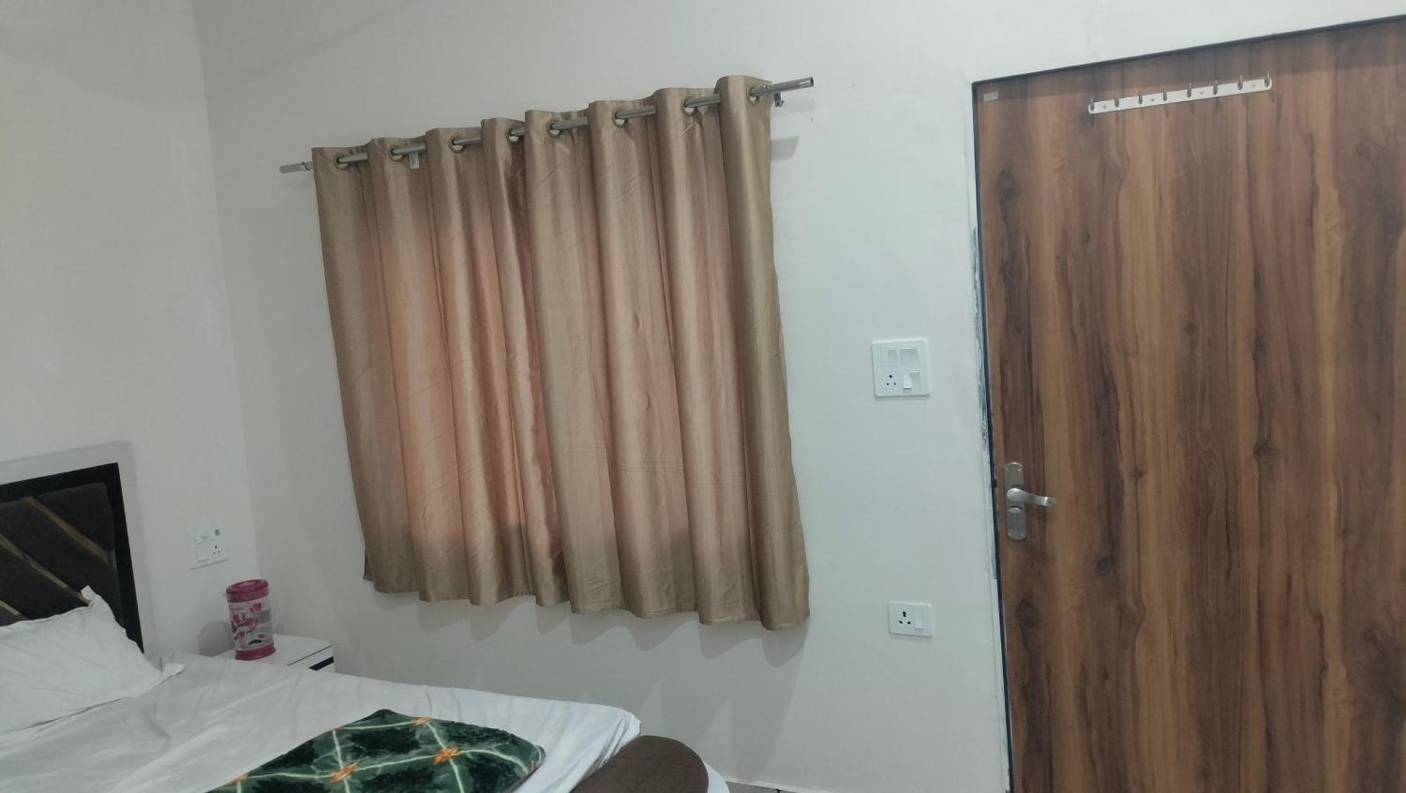 Maa Gayatri Dham Hotel Vrindavan Luaran gambar