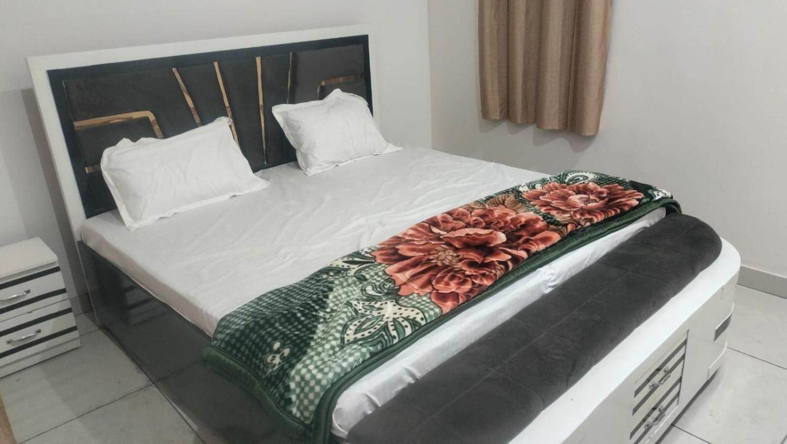 Maa Gayatri Dham Hotel Vrindavan Luaran gambar