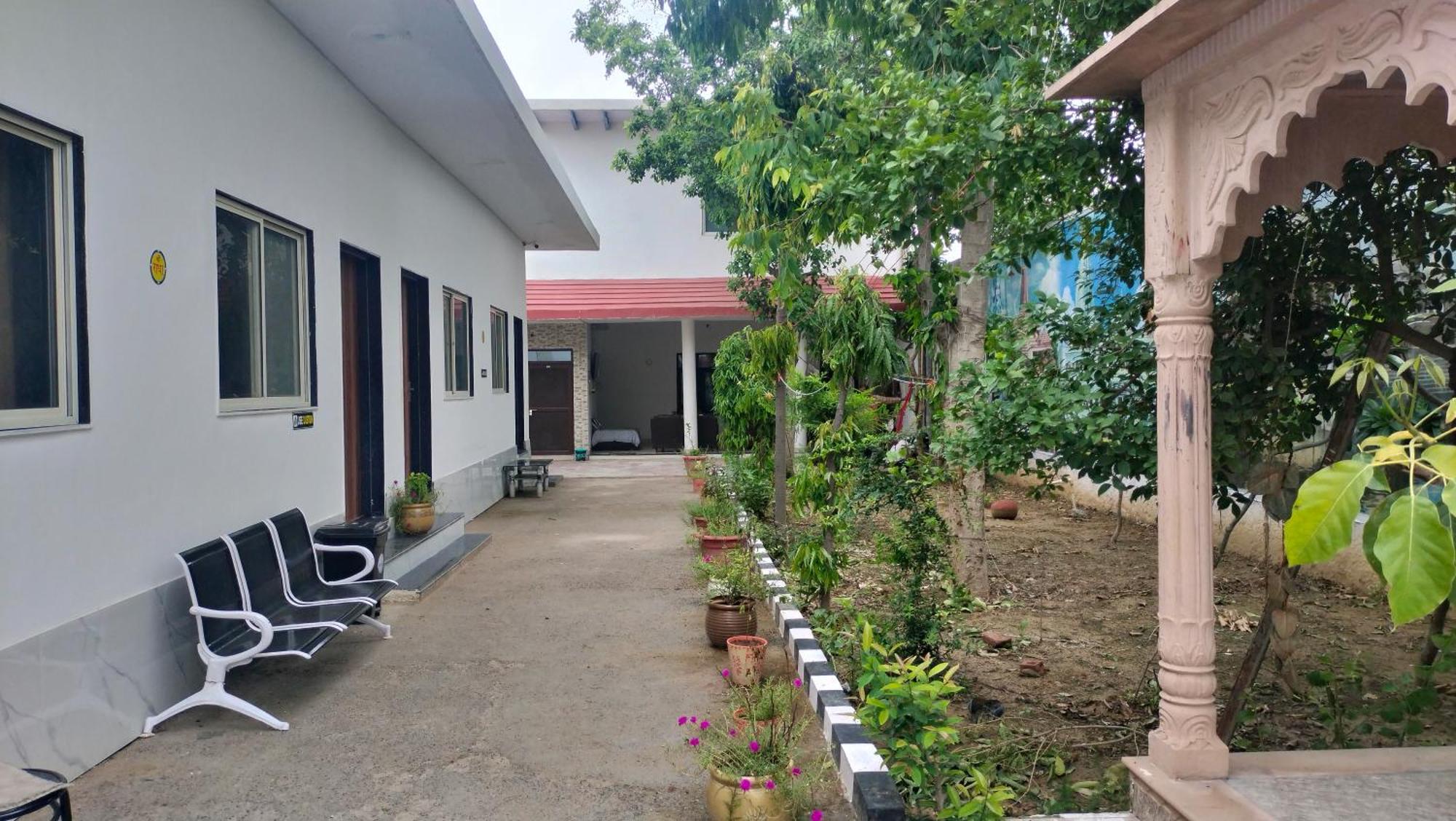 Maa Gayatri Dham Hotel Vrindavan Luaran gambar